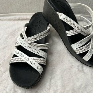 Skechers Cali Luxe Foam Slip On Sandals Womens Size 7.5 Wedge White